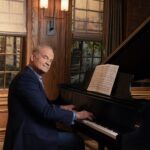 Kelsey Grammer as Frasier Crane in Frasier, streaming on Paramount+, 2023. Photo credit: Pamela Littky/Paramount+  TM & © 2023 CBS Studios Inc. Frasier and related marks and logos are trademarks of CBS Studios Inc. All Rights Reserved.