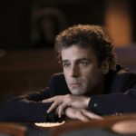 Jack (Luke Kirby)  in ÉTOILE  Photo: PHILIPPE ANTONELLO © AMAZON CONTENT SERVICES LLC