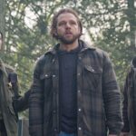 SHERIFF COUNTRY (Fridays, 8:00-9:00 PM) stars Morena Baccarin as straight-shooting sheriff Mickey Fox, the stepsister of Cal Fire’s division chief Sharon Leone (Diane Farr of FIRE COUNTRY), who investigates criminal activity as she patrols the streets of small-town Edgewater while contending with her ex-con father, Wes (W. Earl Brown), who is an off-the-grid marijuana grower, and a mysterious incident involving her wayward daughter. SHERIFF COUNTRY is an expansion of the universe of the hit drama series FIRE COUNTRY.  Pictured: Morena Baccarin as Sheriff Mickey Fox, Max Thieriot as Bode Leone, and W. Earl Brown as Wes Fox on FIRE COUNTRY.  Photo: CBS ©2025 CBS Broadcasting, Inc. All Rights Reserved. Highest quality screengrab available.