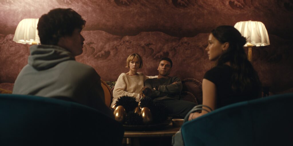 Beef. (L to R) Charles Melton as Austin Davis, Carey Mulligan as Lindsay Crane-Martin, Oscar Isaac as Josh Martin, Cailee Spaeny as Ashley Miller in episode 202 of Beef. Cr. Courtesy of Netflix © 2026
